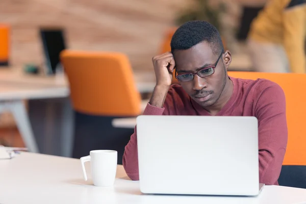 Schöner afrikanisch-amerikanischer Mann, der auf den Bildschirm schaut — Stockfoto