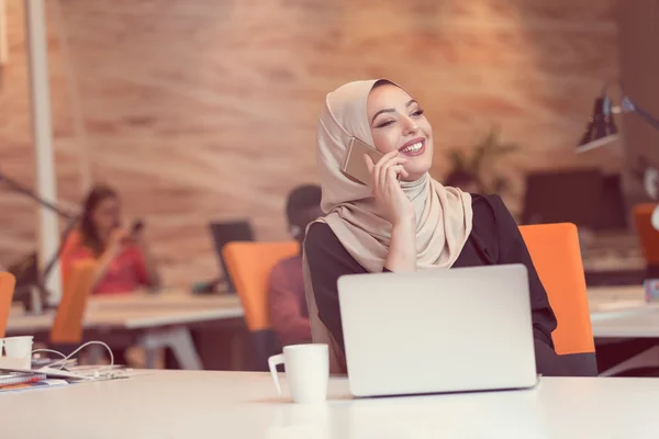 Jeune femme d'affaires arabe travaillant bureau de démarrage . — Photo