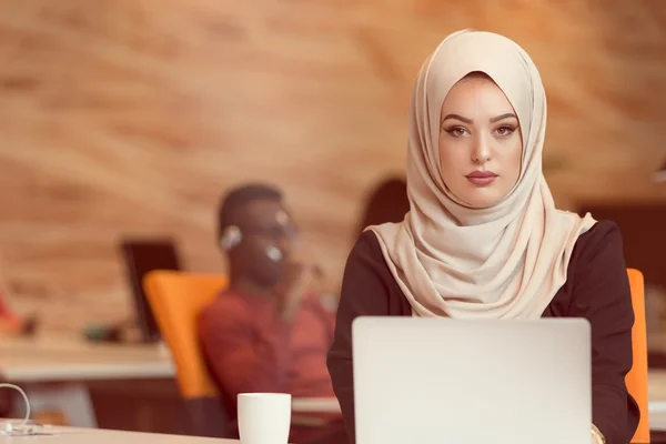 Kobieta biznesu arabskiego młody działa startup pakietu office. — Zdjęcie stockowe