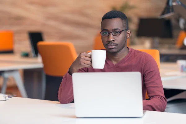 Afryki biznesmen pisania, patrząc na laptopie. — Zdjęcie stockowe
