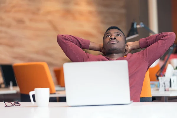 Business man taking a break at his desk — Φωτογραφία Αρχείου