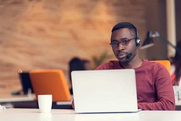 Kundendienstmitarbeiter im Büro — Stockfoto