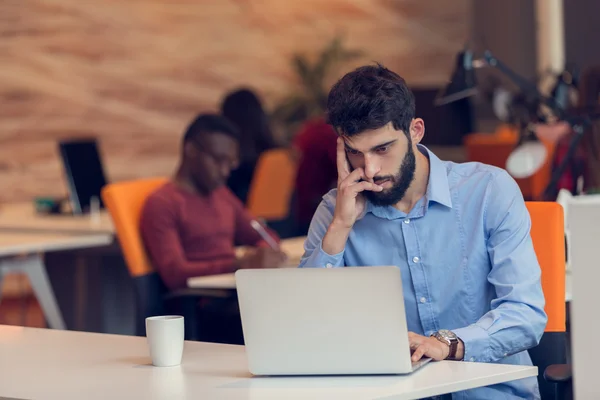 Sviluppatore di software che lavora sul computer — Foto Stock