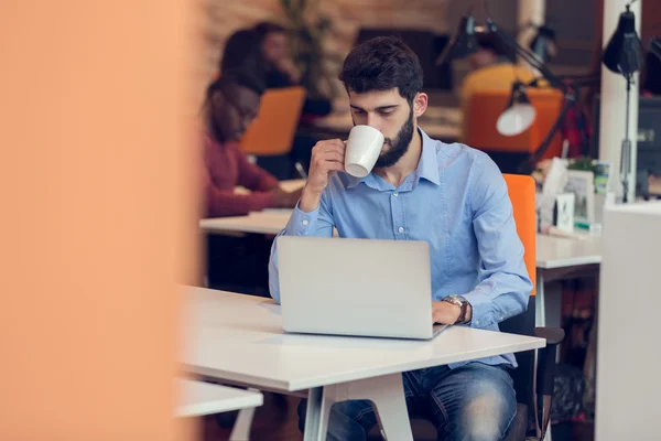 Sviluppatore di software che lavora sul computer — Foto Stock