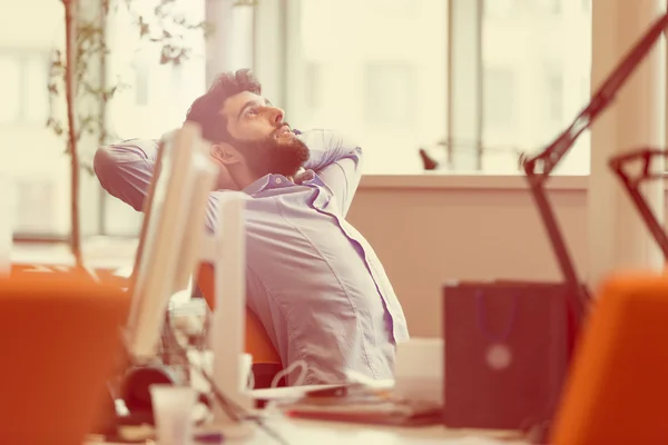 Jeune homme d'affaires détendu sur le lieu de travail — Photo