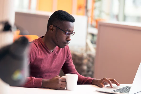 Hombre afroamericano guapo mirando la pantalla — Foto de Stock