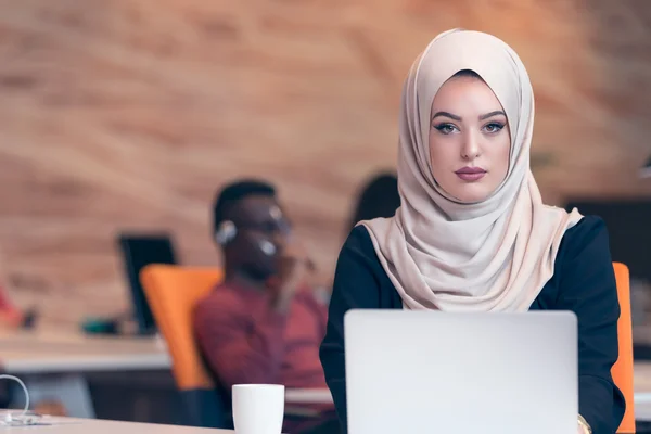 Fiatal Arab üzleti nő dolgozik startup office. — Stock Fotó