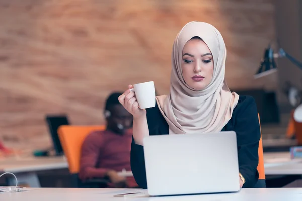 Jeune femme d'affaires arabe travaillant bureau de démarrage . — Photo