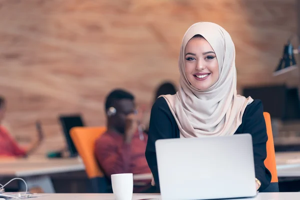 Jeune femme d'affaires arabe travaillant bureau de démarrage . — Photo