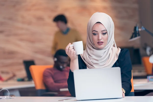 Jeune femme d'affaires arabe travaillant bureau de démarrage . — Photo