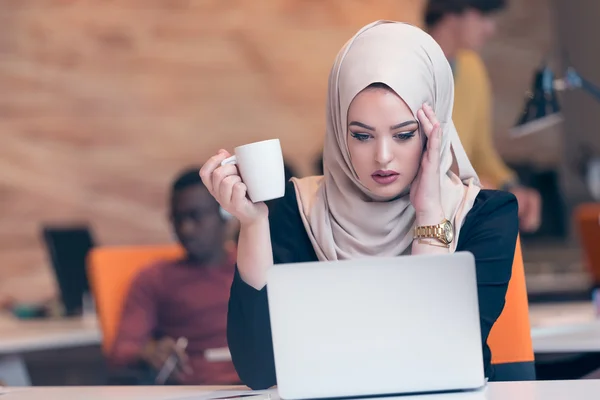 Jeune femme d'affaires arabe travaillant bureau de démarrage . — Photo