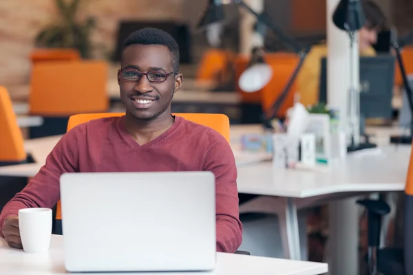 Schöner afrikanisch-amerikanischer Mann mit Laptop-Computer — Stockfoto