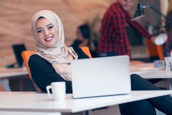 Young Arabic business woman working startup office. — Stock Photo, Image