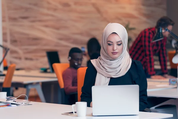 Jeune femme d'affaires arabe travaillant bureau de démarrage . — Photo