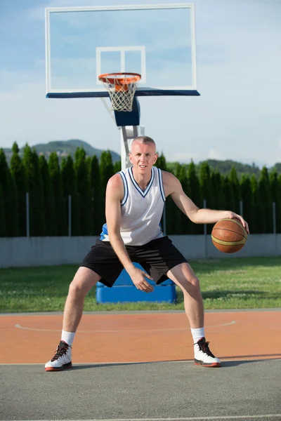 Genç adam sokak basket oyuncusu portresi — Stok fotoğraf