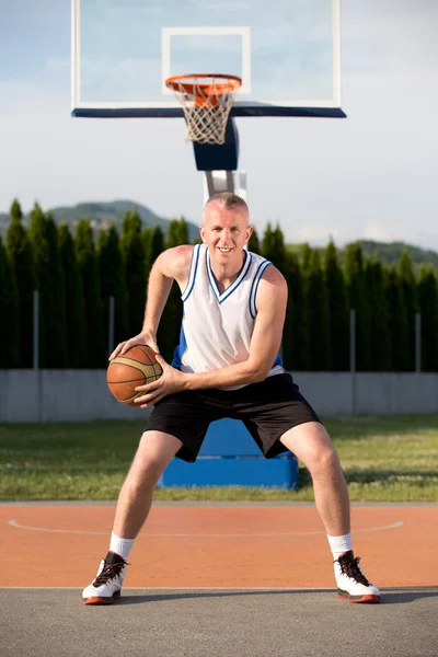 Porträt eines jungen Mannes Streetbasketballspieler — Stockfoto