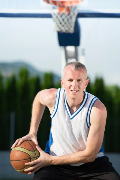 Porträt eines jungen Mannes Streetbasketballspieler — Stockfoto