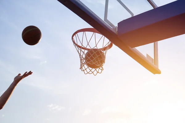Basketball geht durch den Korb — Stockfoto