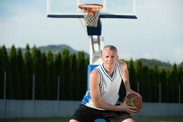 Retrato del joven jugador de canasta callejera — Foto de Stock