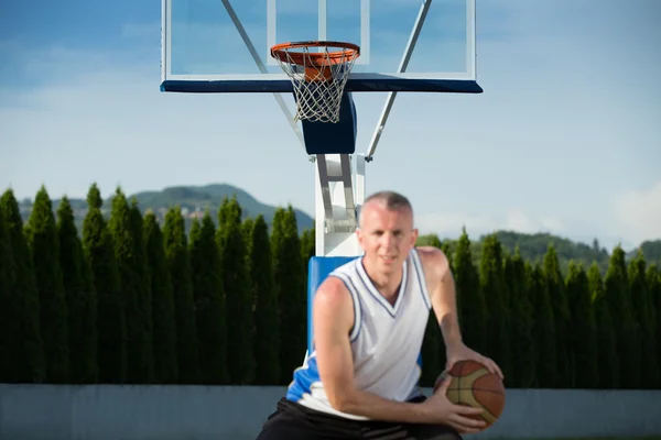 Porträt eines reifen Mannes Street Basket Spieler — Stockfoto