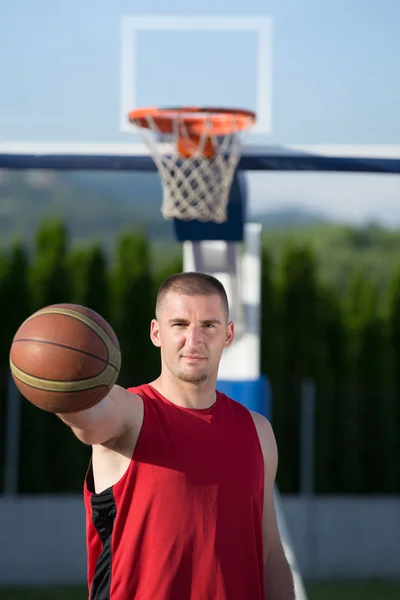 Portré, fiatal férfi utcai kosárlabda játékos — Stock Fotó