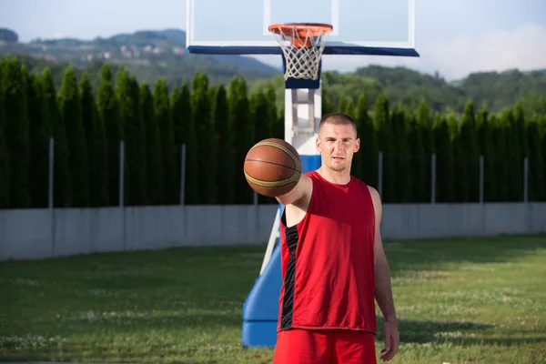 Genç adam sokak basket oyuncusu portresi — Stok fotoğraf