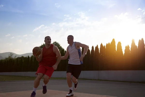 Dois jogadores de basquete na quadra ao ar livre — Fotografia de Stock