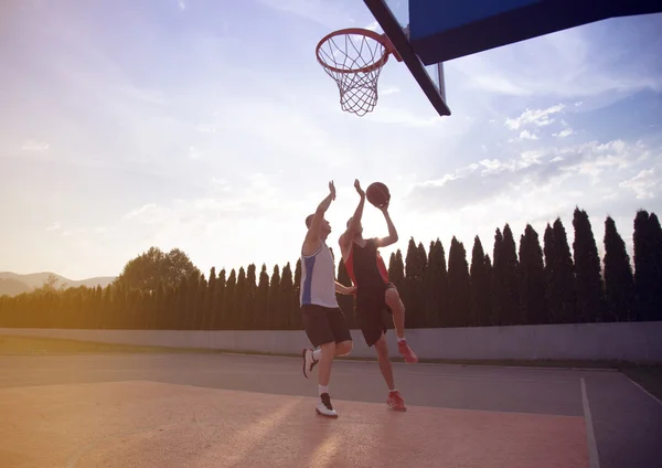 Dos jugadores de baloncesto en la cancha al aire libre — Foto de Stock