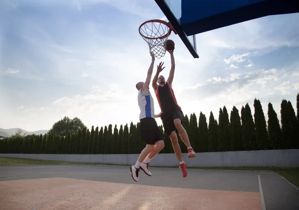 옥외 법원에 2 명의 농구 선수 — 스톡 사진