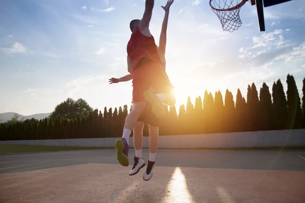 Два баскетболиста на открытой площадке — стоковое фото