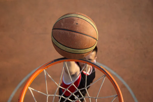 Jogador de basquete de rua fazendo um slam dunk — Fotografia de Stock