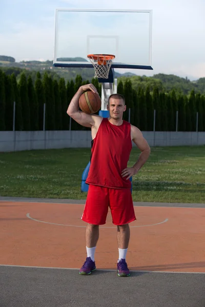 Retrato del joven jugador de canasta callejera — Foto de Stock