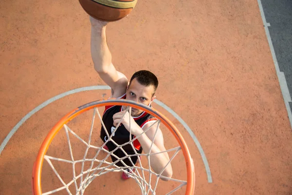 Jogador de basquete de rua fazendo um slam dunk — Fotografia de Stock
