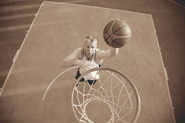 Baloncesto jugador callejero haciendo un slam dunk — Foto de Stock