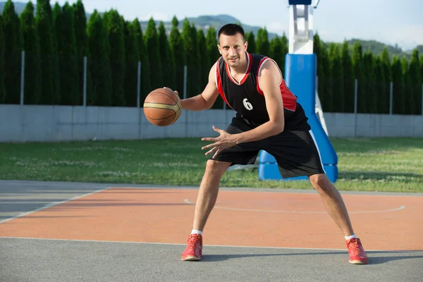 Porträtt av ung man gatan basket spelare — Stockfoto