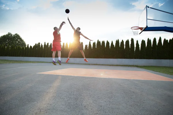 在室外球场上的两个篮球运动员。 — 图库照片