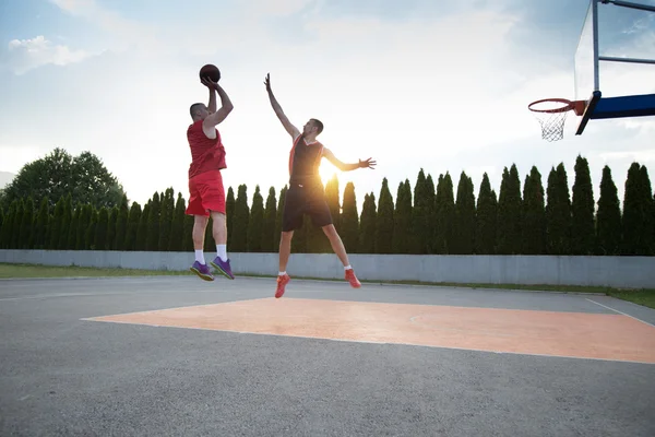 옥외 법원에 2 명의 농구 선수 — 스톡 사진