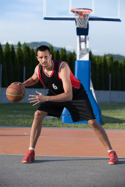 Porträtt av ung man gatan basket spelare — Stockfoto