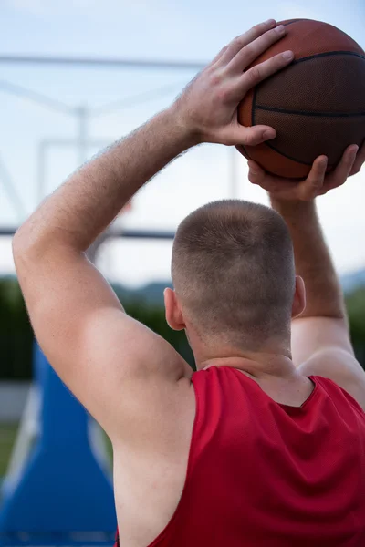 Entrenamiento de jugadores de baloncesto en la cancha. concepto de baloncesto — Foto de Stock