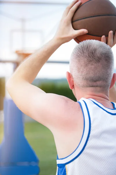 Basketbolcu sahada antrenman yapıyor. Basketbal konsepti — Stok fotoğraf
