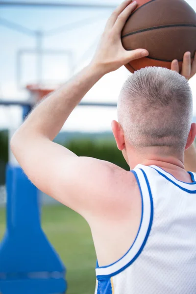 Entrenamiento de jugadores de baloncesto en la cancha. concepto de baloncesto — Foto de Stock