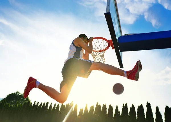 Street basketball player performing power slum dunk. — Stock Photo, Image