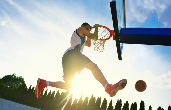 Giocatore di basket di strada che esegue slum dunk potere . — Foto Stock