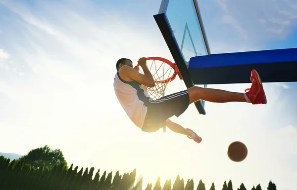 Jogador de basquete de rua executando queda de poder . — Fotografia de Stock