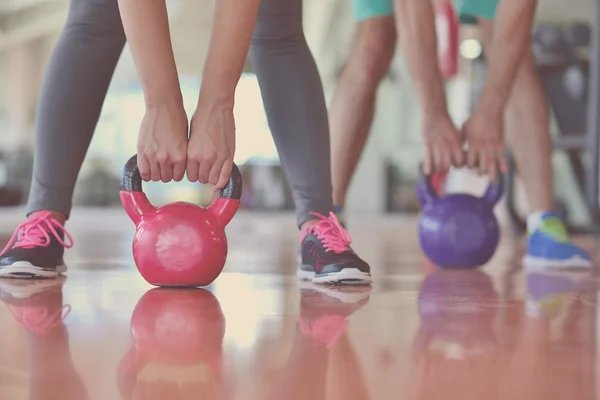 Kettlebells swing mężczyzna i kobieta ćwiczenie na siłowni — Zdjęcie stockowe