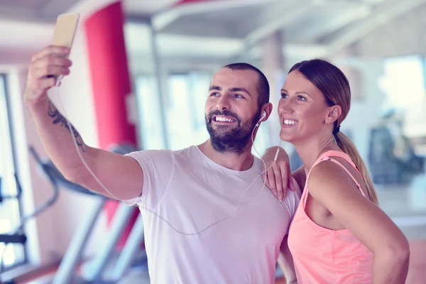 Pareja joven tomando un sefie en un gimnasio —  Fotos de Stock