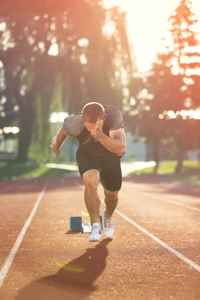 Detaljerad vy av en sprinter redo att börja. Selektiv inriktning. — Stockfoto