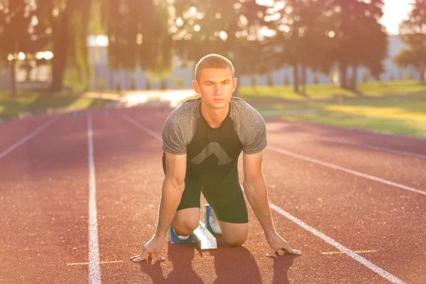 Track runner in starting position — Stockfoto