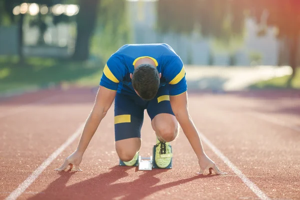 Vista dettagliata di un velocista che si prepara per iniziare. Focus selettivo . — Foto Stock