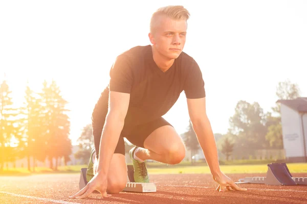 Sportos férfi, kezdve a nap sugarai jogging — Stock Fotó